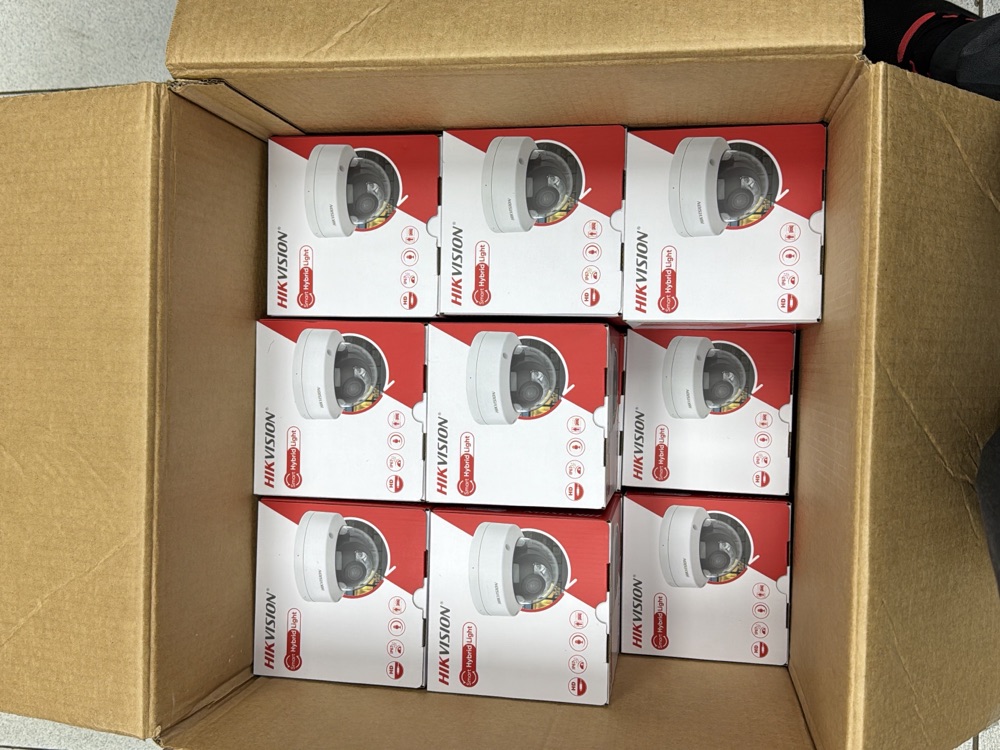 Cámaras domo Hikvision Smart Hybrid Light en sus cajas, listas para instalación