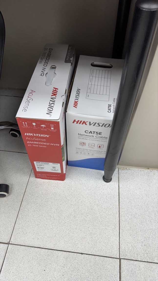 Grabador NVR Hikvision AcuSense y caja de cable de red CAT5E