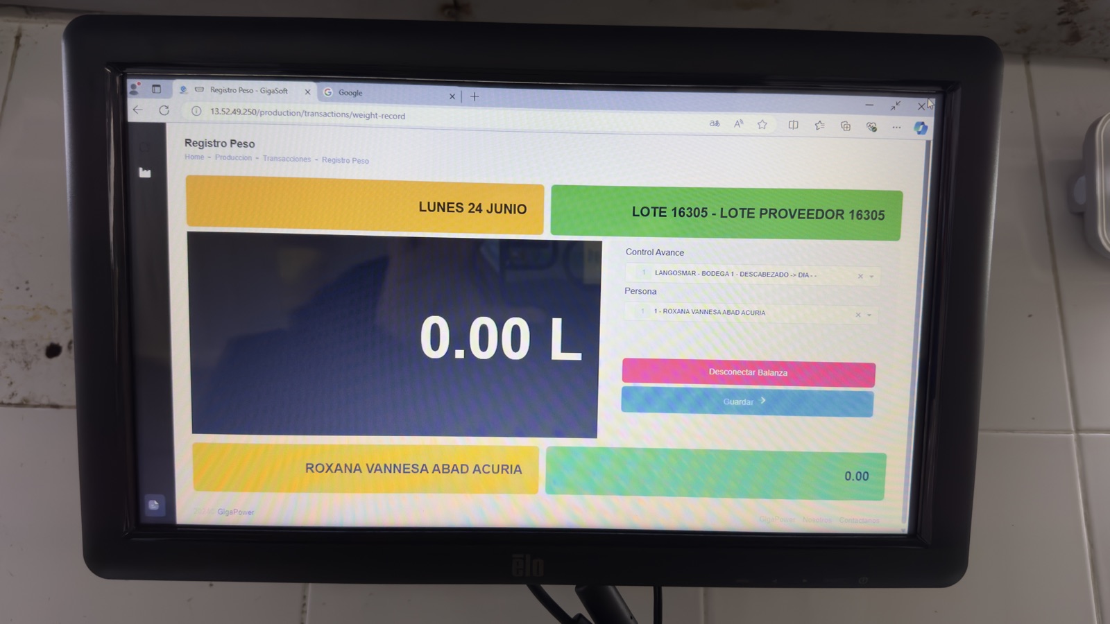 Pantalla táctil en planta con GigaSoft mostrando el registro de peso de un lote conectado a la balanza
